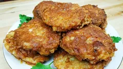 Smažené cibulové placičky v rajčatové omáčce – každodenní jídlo, které je víc než jen součtem jeho složek