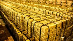 Cena zlata lítá jako na horské dráze: proč je teď volatilita tak vysoká a co s tím