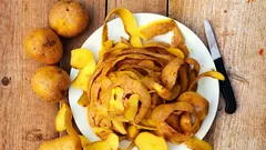 Zrezivělé nádobí zachráněné přes noc: metoda s bramborami, která nepoškodí povrch.